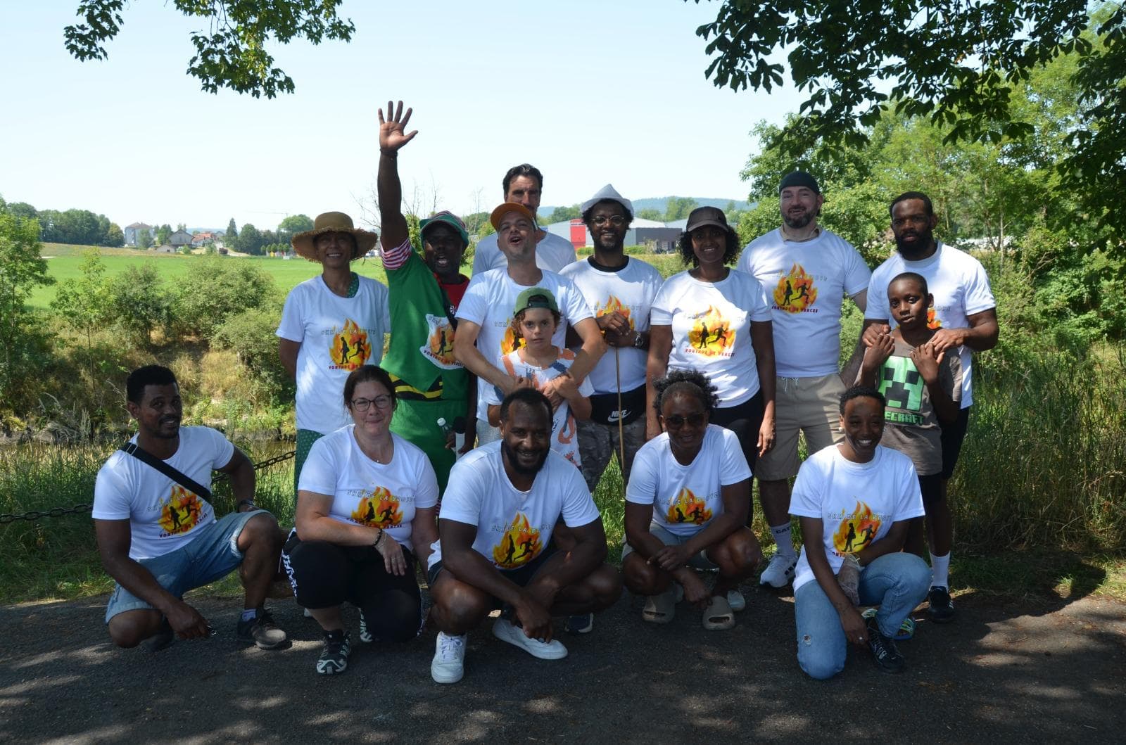 Bénévoles du 5 km de la Broye et Vontade de Vencer réunis au bord de la Broye, en t-shirts de l’événement.